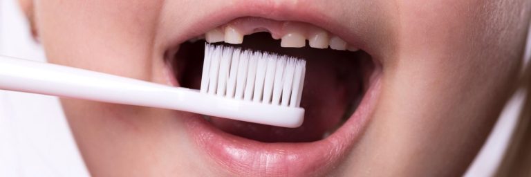 Pourquoi faut-il bien se brosser les dents quand on est enfant ?