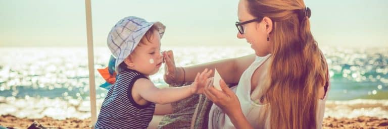 Protégez vos enfants du soleil à la plage: 5 conseils pratiques