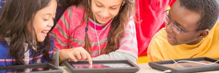 L'équilibre vital : éducation numérique et hors ligne pour enfants.